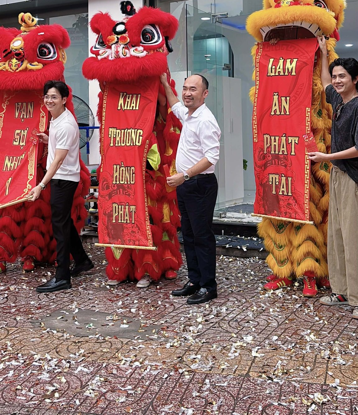 Showbiz Việt ngày Vía Thần tài: Lan Ngọc tặng vàng, 1 sao nữ dâng mâm cúng toàn tiền vàng gây choáng! - Ảnh 1.