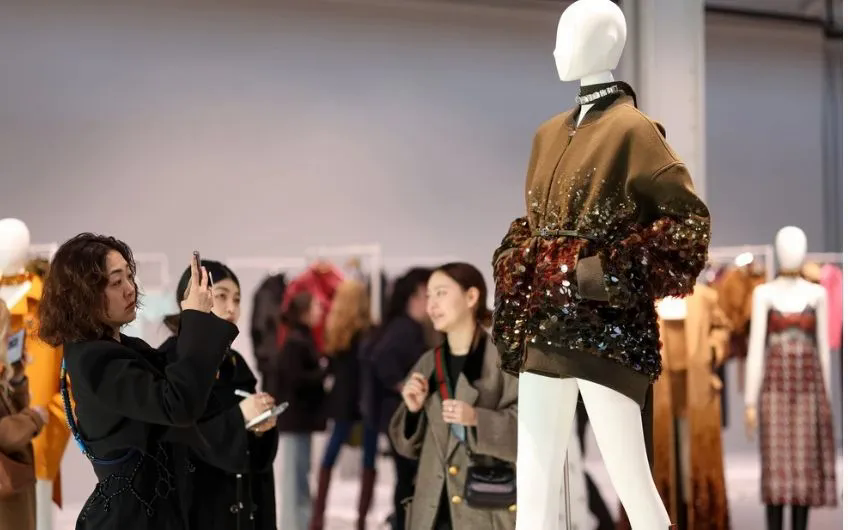 Trang phục của Gucci được giới thiệu tại Tuần lễ thời trang Milan, Italy. Ảnh: THX/TTXVN