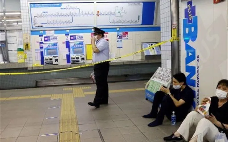 Hiện trường vụ đâm dao tại trung tâm thương mại ở Fukuoka, ngày 14/12/2025 (Ảnh: Tasnim)