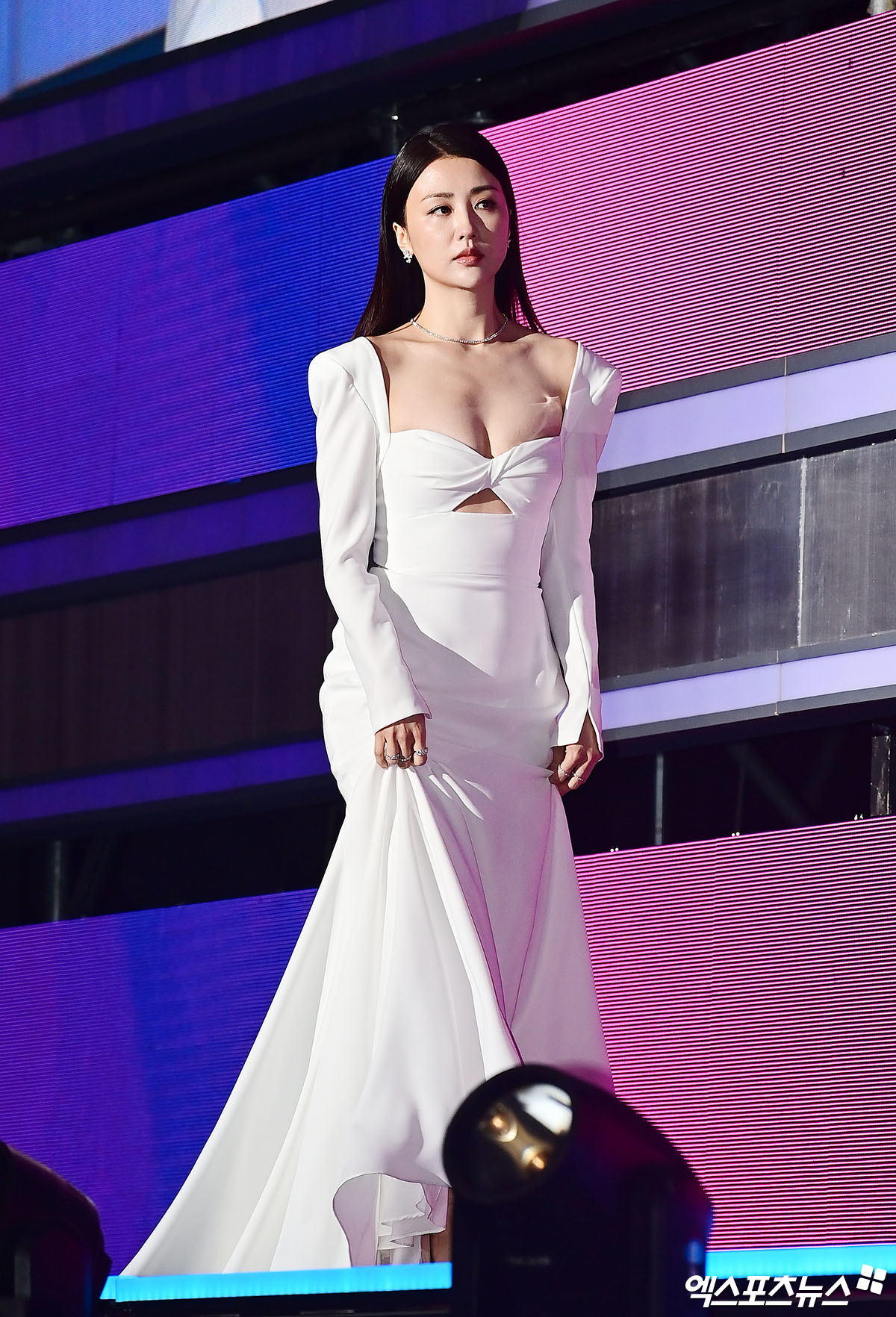 Siêu thảm tím APAN Star Awards 2025: IU hóa “nữ thần mùa xuân”, 2 bạn trai màn ảnh của Yoona đụng độ- Ảnh 13.