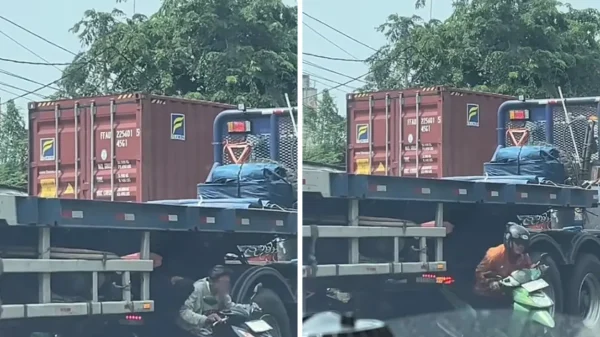 5 triệu người lạnh sống lưng khi xem clip 5 xe máy chui gầm container tránh tắc đường: Câu chuyện phía sau pemotor nekat terobos kolong truk kontainer demi hindari macet 1765888483155 17658884833771812337611