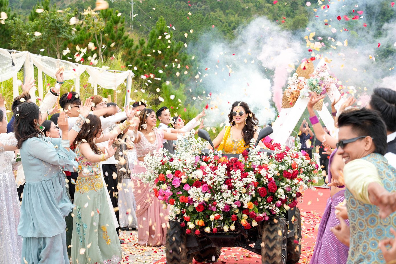 Hôn lễ trong phim Vạn dặm yêu em kéo dài 7 ngày 7 đêm, quy tụ hơn 100 diễn viên Ấn Độ, và gần 500 diễn viên quần chúng Việt Nam.