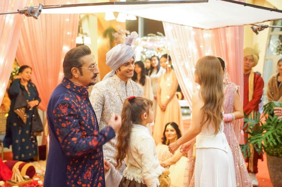 Hôn lễ trong Vạn dặm yêu em không chỉ tái hiện một nghi lễ trang trọng mà còn là thể hiện nét văn hóa độc đáo của người Ấn Độ.