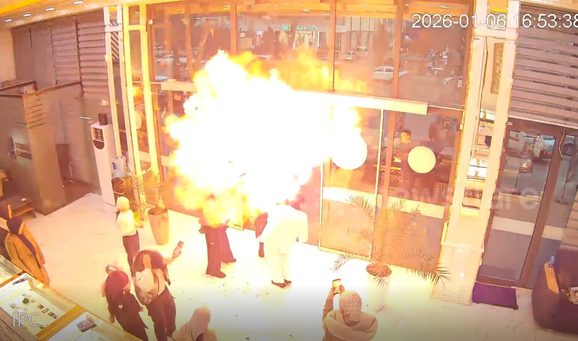 Bóng bay bất ngờ phát nổ kinh hoàng trước mặt người phụ nữ- Ảnh 1.