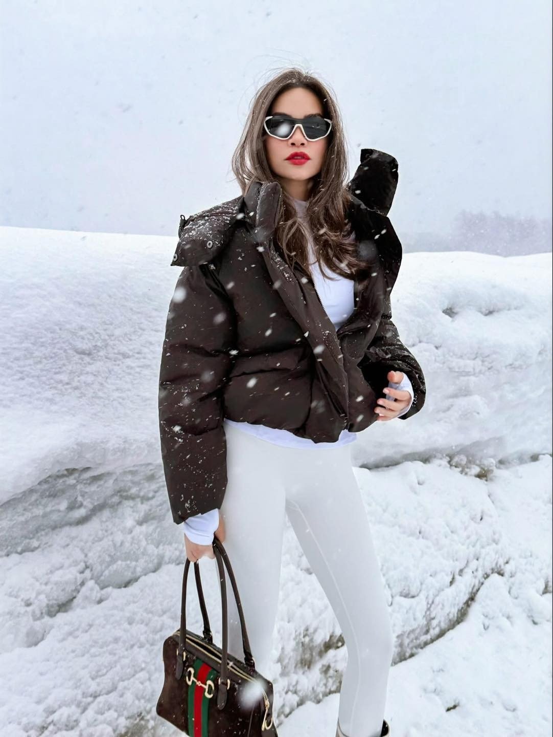 Ca sĩ Hồ Ngọc Hà cùng gia đình tận hưởng kỳ nghỉ Tết ở nước ngoài. Tối Mùng 2 Tết, nữ ca sĩ đăng tấm hình chụp dưới trời tuyết trắng xóa.