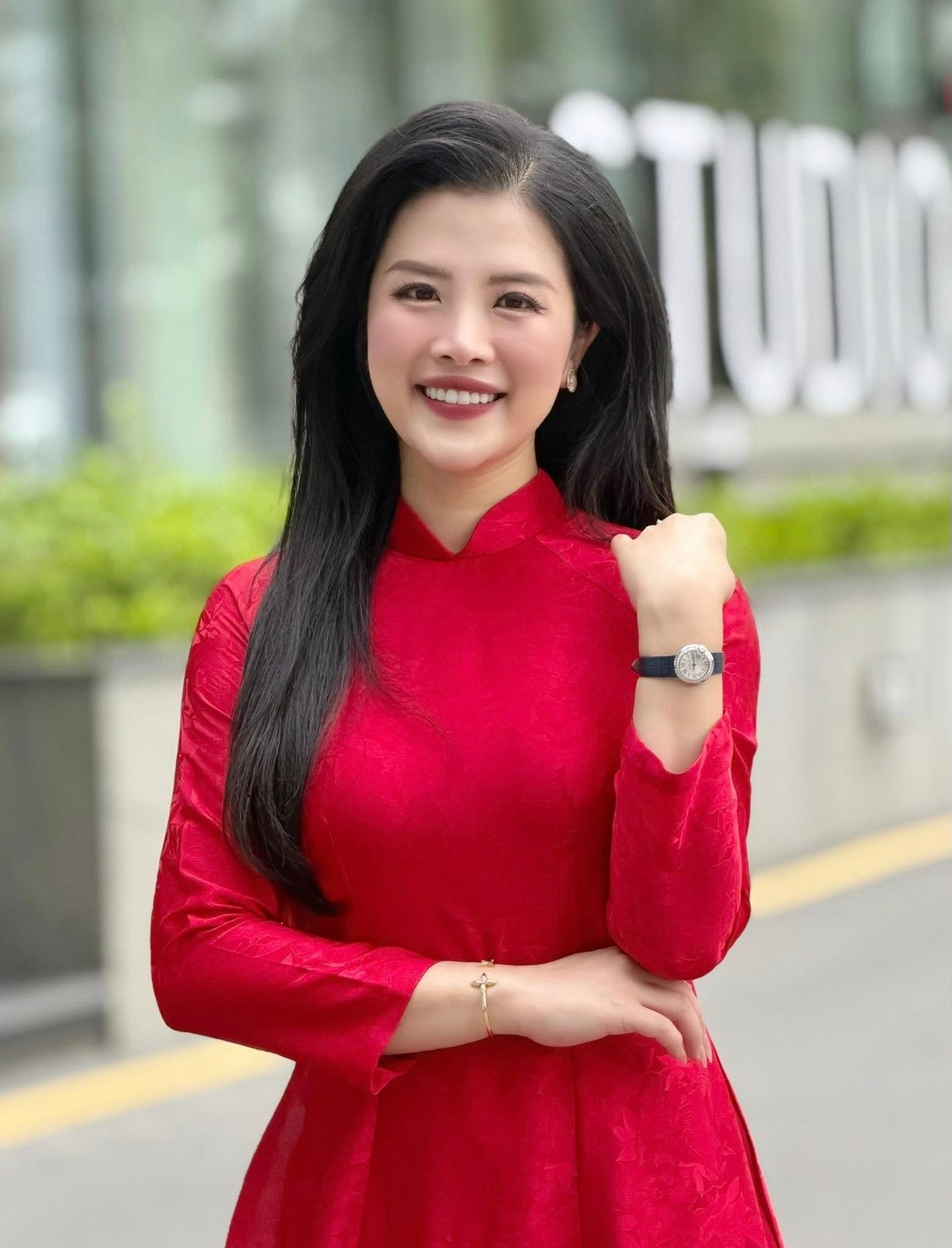 MC Hải Vân chọn áo dài đỏ rực rỡ cho mùng 2 Tết. Trên kênh TikTok có hơn 300.000 người theo dõi, Hải Vân thường chia sẻ về gu thời trang, cách phối quần áo và nhận nhiều phản hồi tích cực.