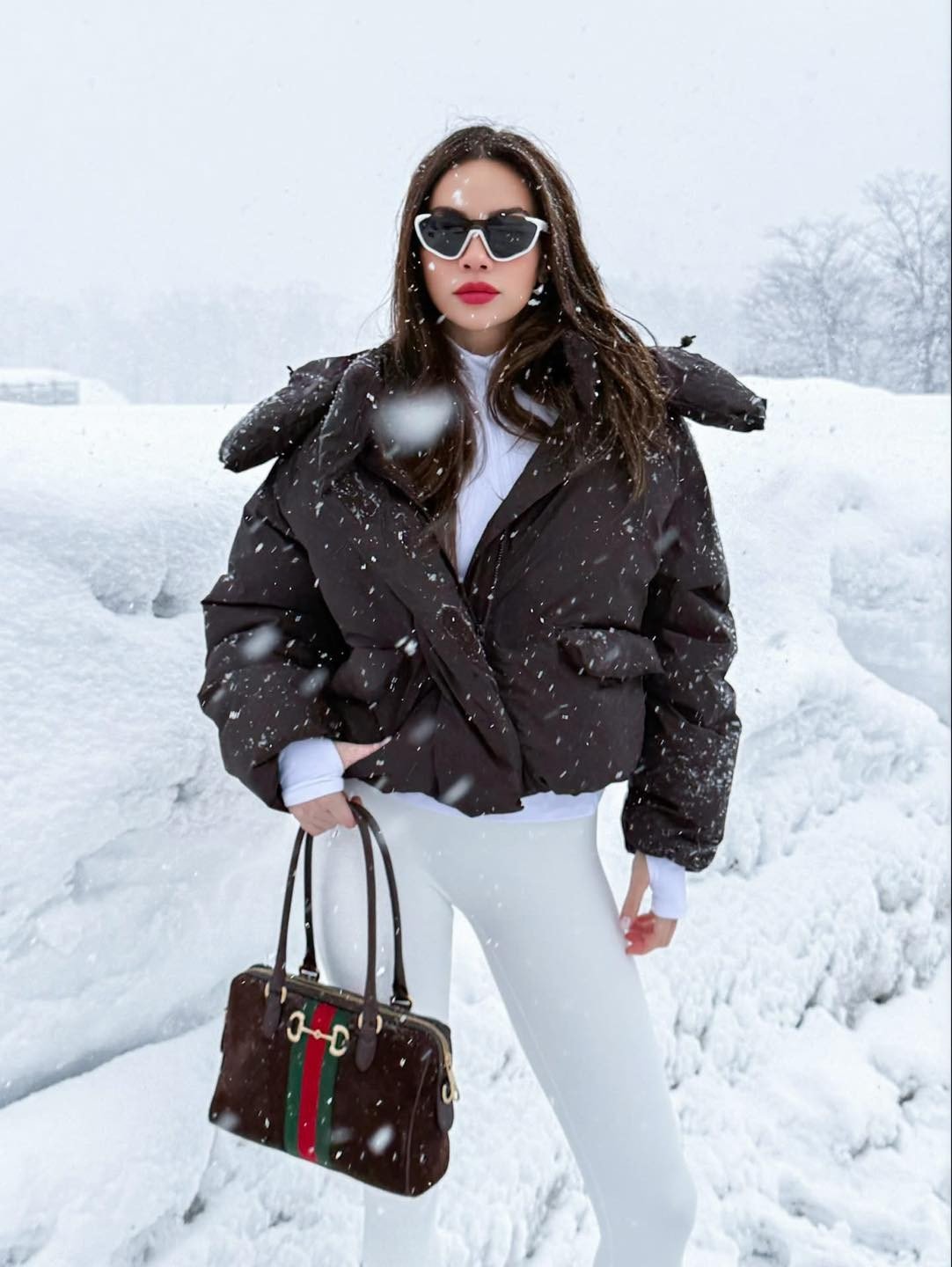 Ca sĩ Hồ Ngọc Hà cùng gia đình tận hưởng kỳ nghỉ Tết ở nước ngoài. Tối Mùng 2 Tết, nữ ca sĩ đăng tấm hình chụp dưới trời tuyết trắng xóa.