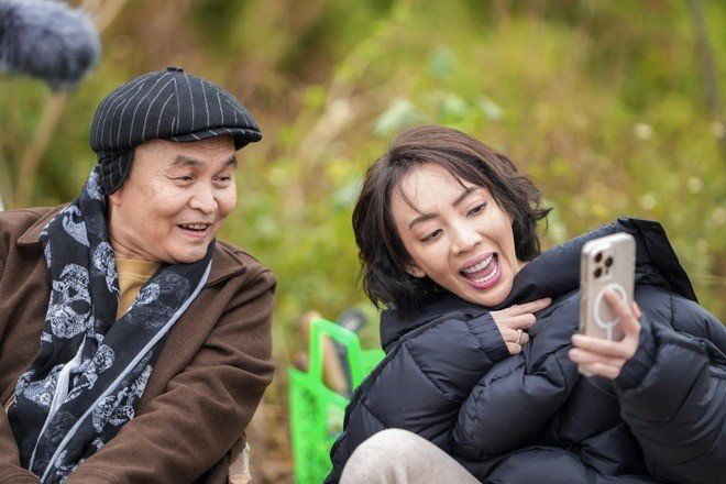 Thỏ ơi (ảnh trái, trên) đang dẫn đầu phòng vé, tạo thế cách biệt so với các tác phẩm còn lại.