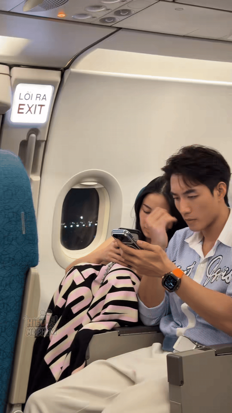 "Nổ" clip cặp sao Việt bị bắt gặp tình tứ trên máy bay phimdukienrarap03042026khenphimnetworkhanhanhlaoitactruyenthongcuaphim ezgifcom video to gif converter 1 17708134371201208642278 1770854150226 17708541512671096548458