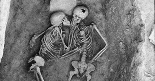 Câu chuyện về cặp đôi đã ôm nhau 2.800 năm ở Iran photo 1 16513967232031934785332 17726961469812031892112 1772698695522 17726986958332122205578 218 0 606 620 crop 17726987190291224181005jpg