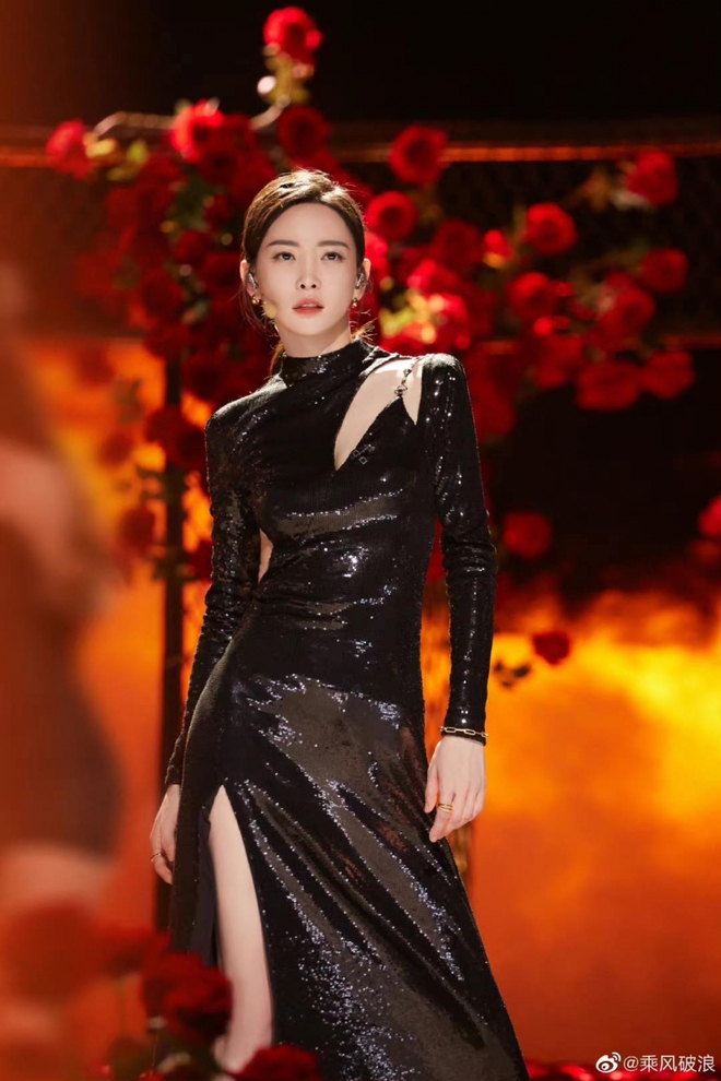 Nữ ca sĩ gây lo lắng tột độ khi ngất xỉu ngay trên sân khấu, được xe cấp cứu đưa đi ngay sau đó- Ảnh 4.