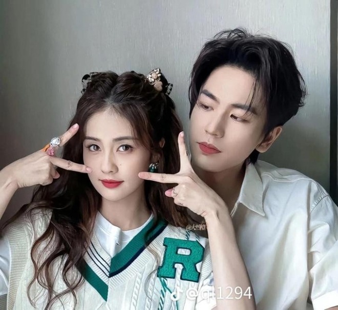 1 cặp trai xinh - gái đẹp Cbiz uất nghẹn chia tay, nhà gái được lệnh