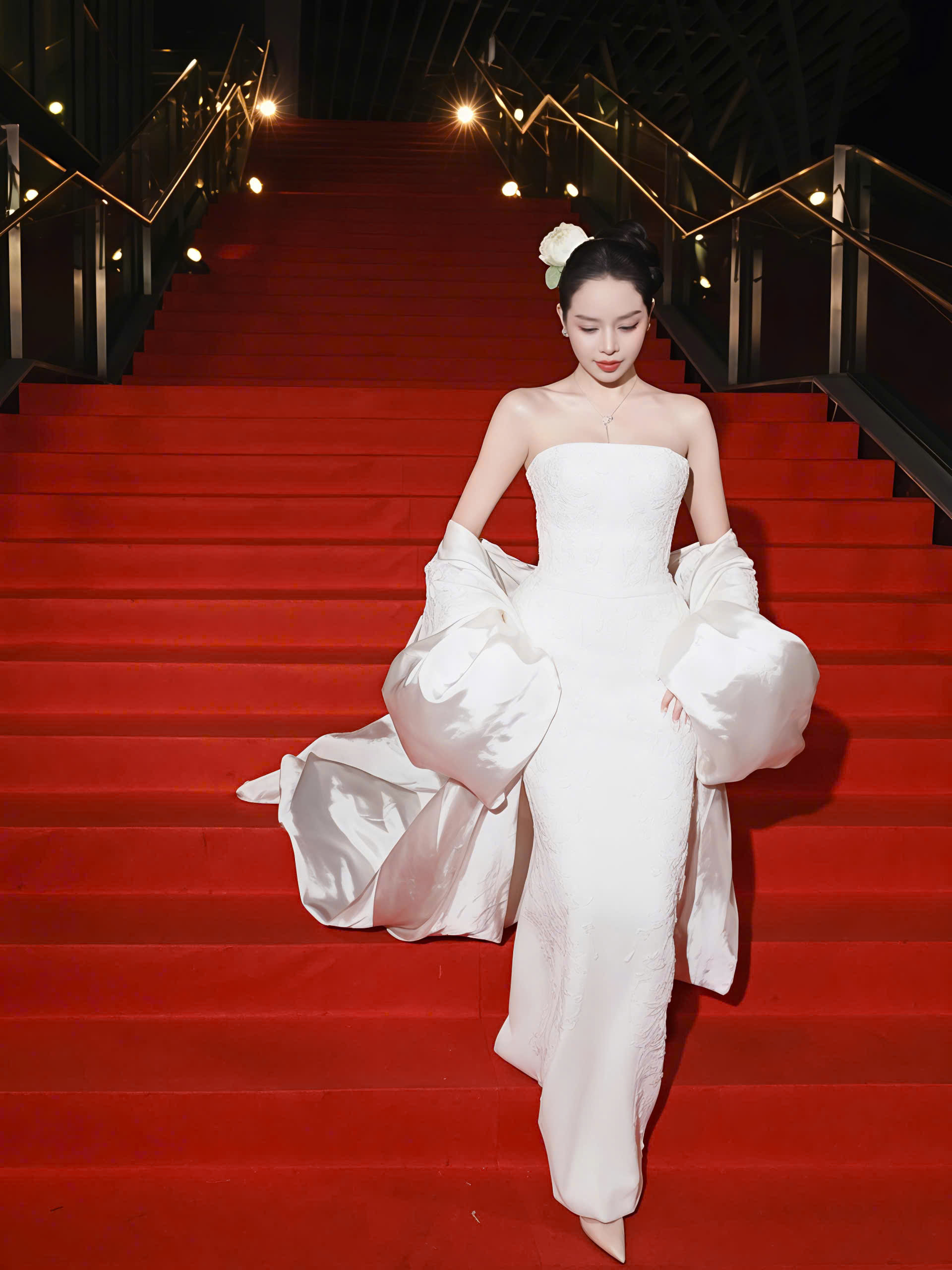 Có nàng hậu quốc tế diện trang sức cao cấp, netizen bóc ra mà phải ngã vì giá tiền và dung diện!- Ảnh 1.