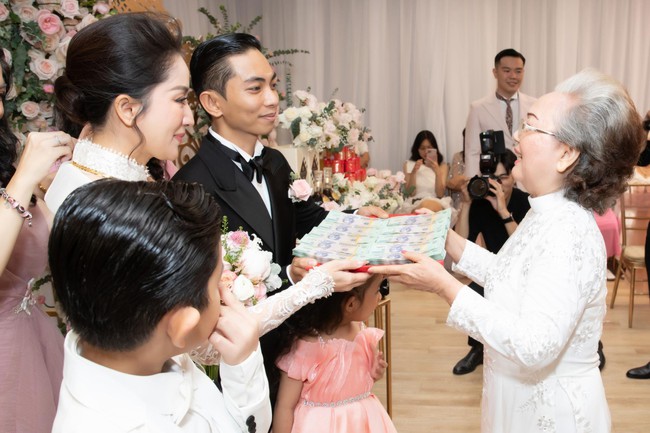 Hôn nhân của sao nữ Vbiz nhận 22 cây vàng trong đám cưới, trang sức kim cương cùng cả mâm tiền mặt- Ảnh 3.