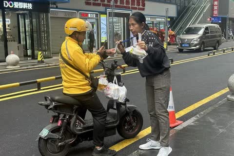 Gần 2h sáng nhận được tin nhắn của anh shipper, đọc nội dung không dám tức giận mà hoàn toàn lặng người- Ảnh 1. Gần 2h sáng nhận được tin nhắn của anh shipper, đọc nội dung không dám tức giận mà hoàn toàn lặng người- Ảnh 1.