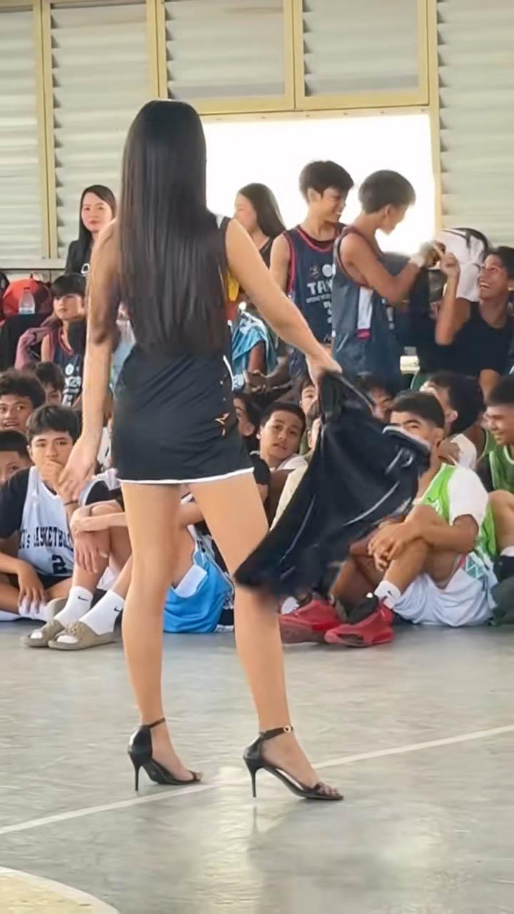 Hoạt náo viên có hành động phản cảm đến mức gây phẫn nộ cộng đồng mạng- Ảnh 3.