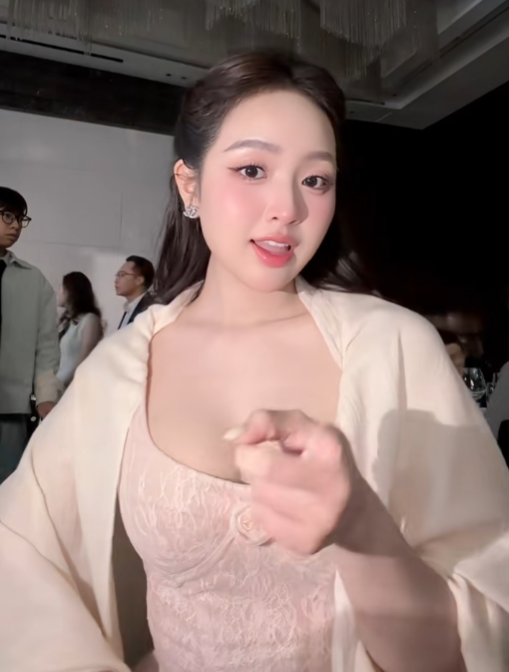 Đi ăn cưới, hot girl Lê Phương Anh toả sáng tự tin, thu hút triệu ánh nhìn- Ảnh 1.