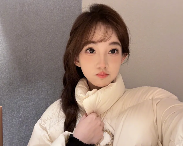 Trực tiếp thay đồ trên live, nữ streamer lập tức nhận cái kết đắng- Ảnh 2.