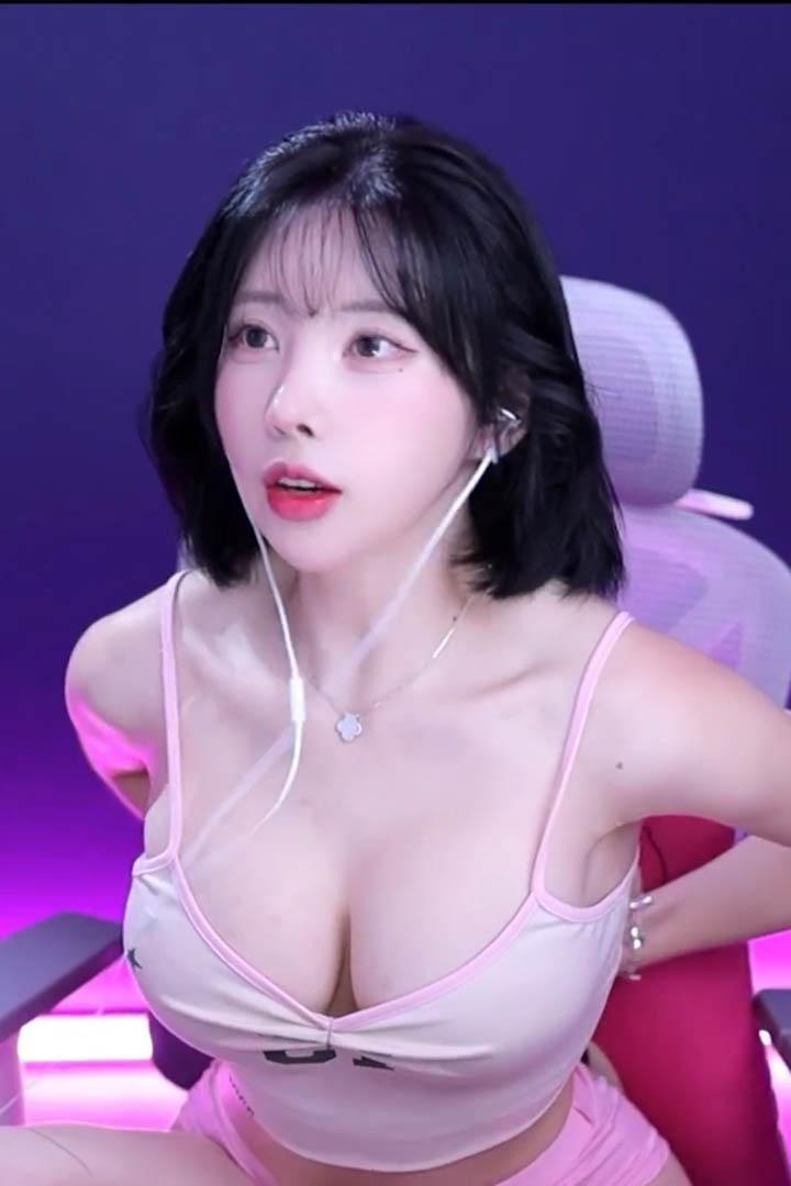 Nữ streamer lên mạng “nói nhảm” vẫn thu hút triệu view, nhiều streamer chỉ dựa vào “nhan sắc để nổi tiếng”?- Ảnh 3.