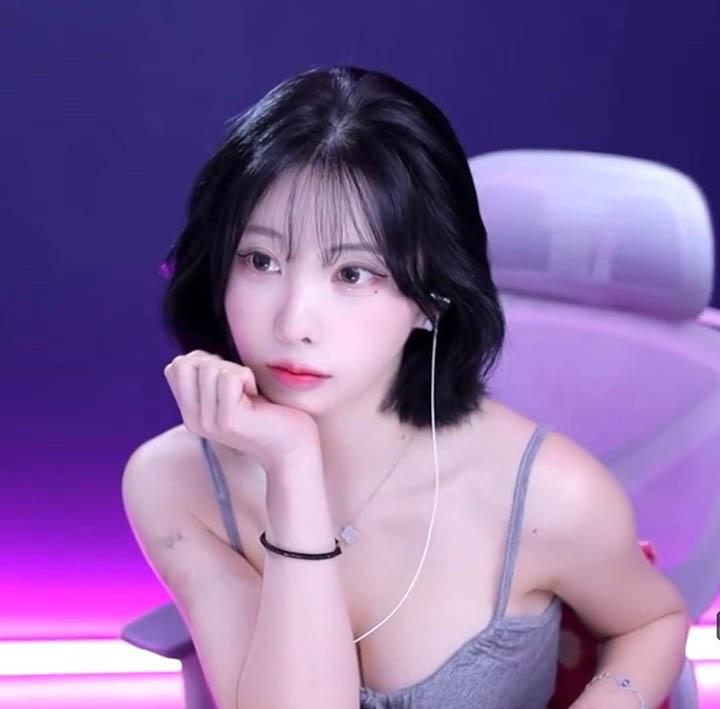 Nữ streamer lên mạng “nói nhảm” vẫn thu hút triệu view, nhiều streamer chỉ dựa vào “nhan sắc để nổi tiếng”?- Ảnh 10.