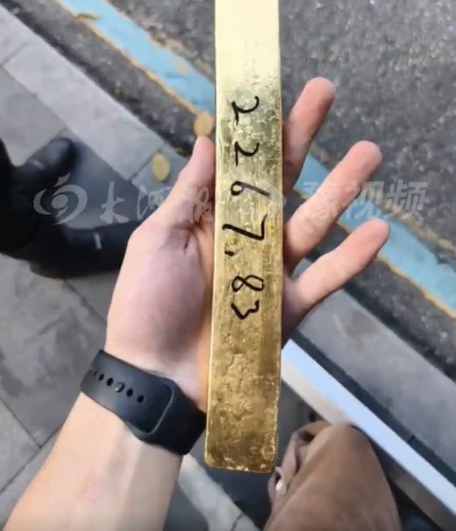 Phát hiện khối vàng trị giá 920 triệu đồng nằm chơ vơ giữa nơi trăm người qua lại: Cảnh sát dùng nhiều biện pháp nghiệp vụ vào cuộc- Ảnh 3.