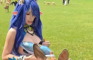 Cho thú hoang ăn, nữ coser gặp tai nạn bất ngờ, khiến CĐM được một phen "hú vía" photo 1767409507881 17674095082681725866342 91 0 352 418 crop 1767423661073830210712png