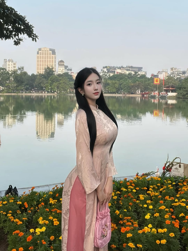 Đón Tết sớm với bộ ảnh áo dài, hot girl 2k7 nhận “bão like” nhờ nhan sắc mê mẩn- Ảnh 1.