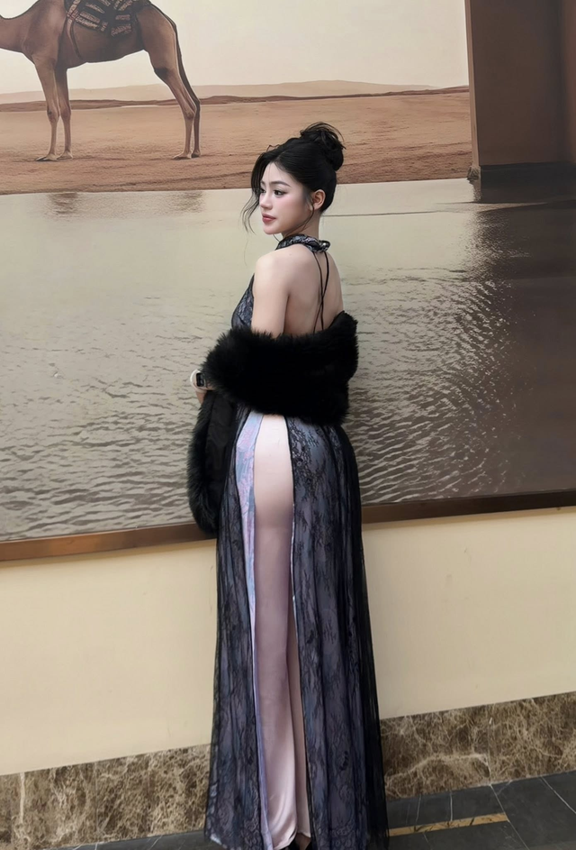 Diện áo dài đón Tết, hot girl khiến người xem