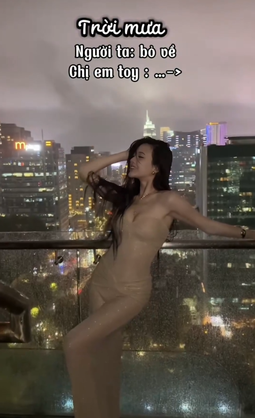 Chụp ảnh dưới mưa, hot girl vô tình tạo nên Chụp ảnh dưới mưa, hot girl vô tình tạo nên