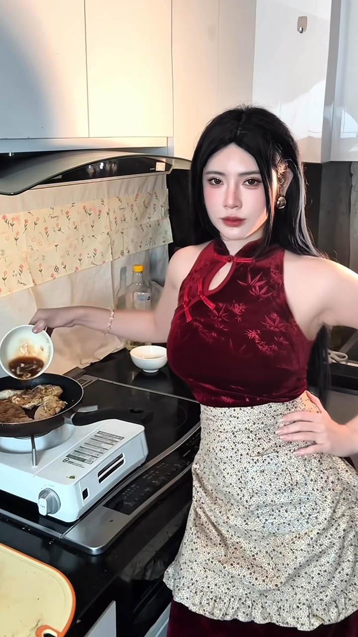 Coser Việt gây bão khi hóa thân thành Boa Hancock nấu ăn- Ảnh 4.