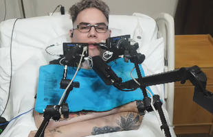 Gặp tai nạn bị liệt tứ chi, nam game thủ vẫn "bắn" Call of Duty cực đỉnh khiến người xem trầm trồ photo 1768970284103 17689702853341282889609 29 0 525 794 crop 1768985988801979334019png