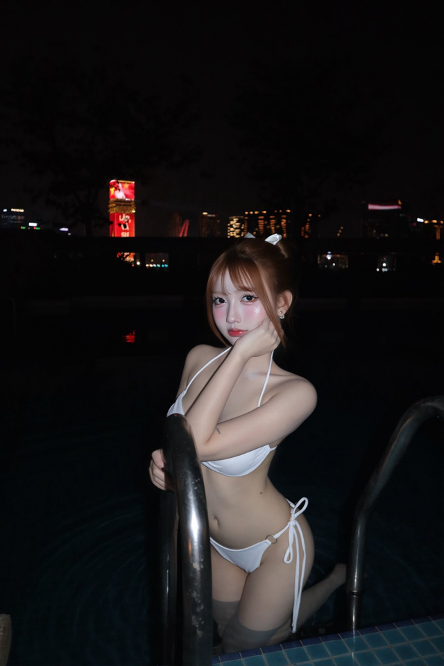 Tung bộ ảnh “tắm đêm”, hot girl hâm nóng cả trời đông giá rét- Ảnh 2.