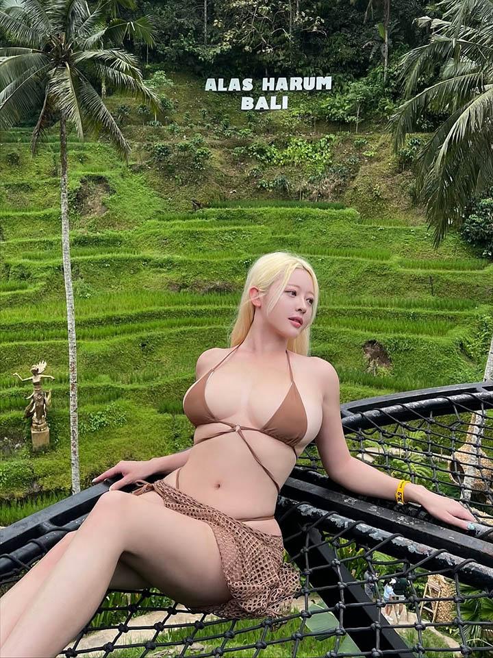 Bất chấp mùa đông, hot girl diện bikini thậm chí “cosplay bà tưng” khoe dáng dưới trời tuyết- Ảnh 9.