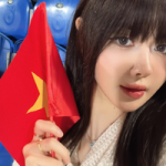 Cận cảnh nhan sắc của hot girl cổ vũ U23 Việt Nam đang hot nhất trên MXH photo 1769277696020 1769277696373105630134 798 0 1758 1536 crop 176932803335791546954png
