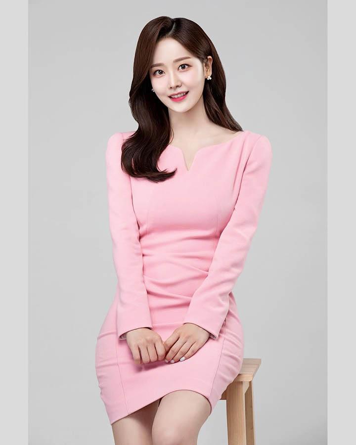 Nữ MC LCK đang gây sốt trong Địa Ngục Độc Thân của Netflix có nhan sắc thế nào?- Ảnh 2. Nữ MC LCK đang gây sốt trong Địa Ngục Độc Thân của Netflix có nhan sắc thế nào?- Ảnh 2.