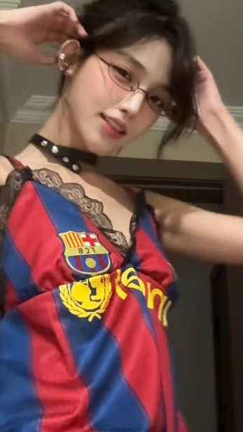 Hai hot girl fan Barca với Real Madrid