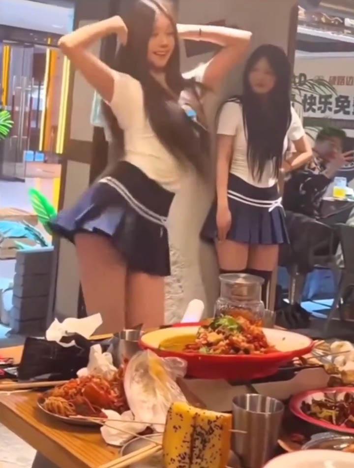 Quán lẩu Trung Quốc gây sốt: Cho 'Tóc Tóc Cơ' nhảy cực sung khiến CĐM ngán ngẩm- Ảnh 1.
