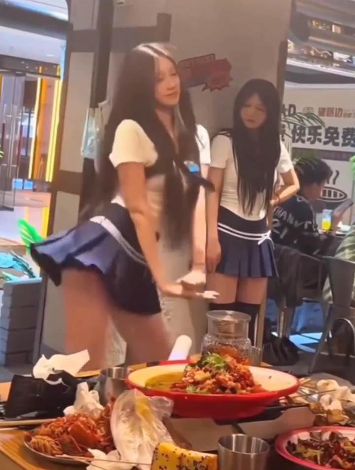 Quán lẩu Trung Quốc gây sốt: Cho 'Tóc Tóc Cơ' nhảy cực sung khiến CĐM ngán ngẩm- Ảnh 2.