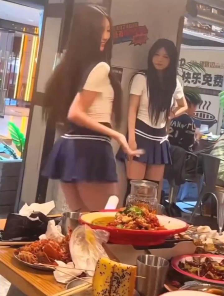 Quán lẩu Trung Quốc gây sốt: Cho 'Tóc Tóc Cơ' nhảy cực sung khiến CĐM ngán ngẩm- Ảnh 3.