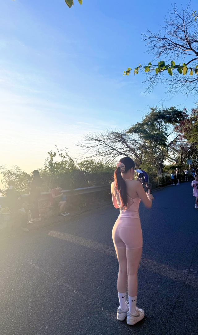 Mặc đồ gym đi leo núi, hot girl khiến CDM được một phen tranh cãi gay gắt- Ảnh 1.