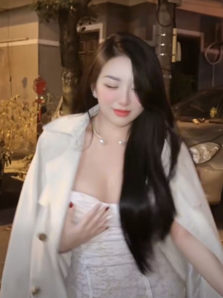 Nửa say nửa tỉnh, hot girl