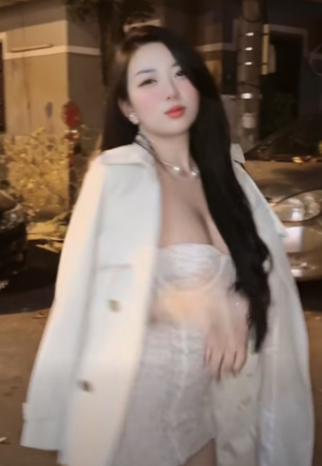 Nửa say nửa tỉnh, hot girl