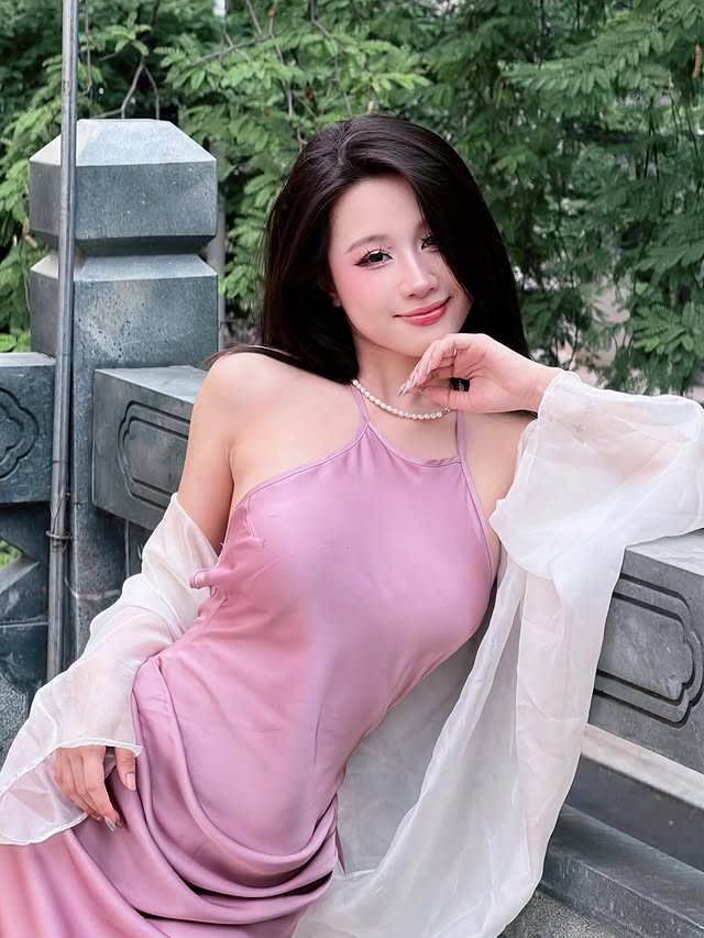 Diện đầm lụa dạo phố, bảo sao nàng hot girl này lại khiến biết bao