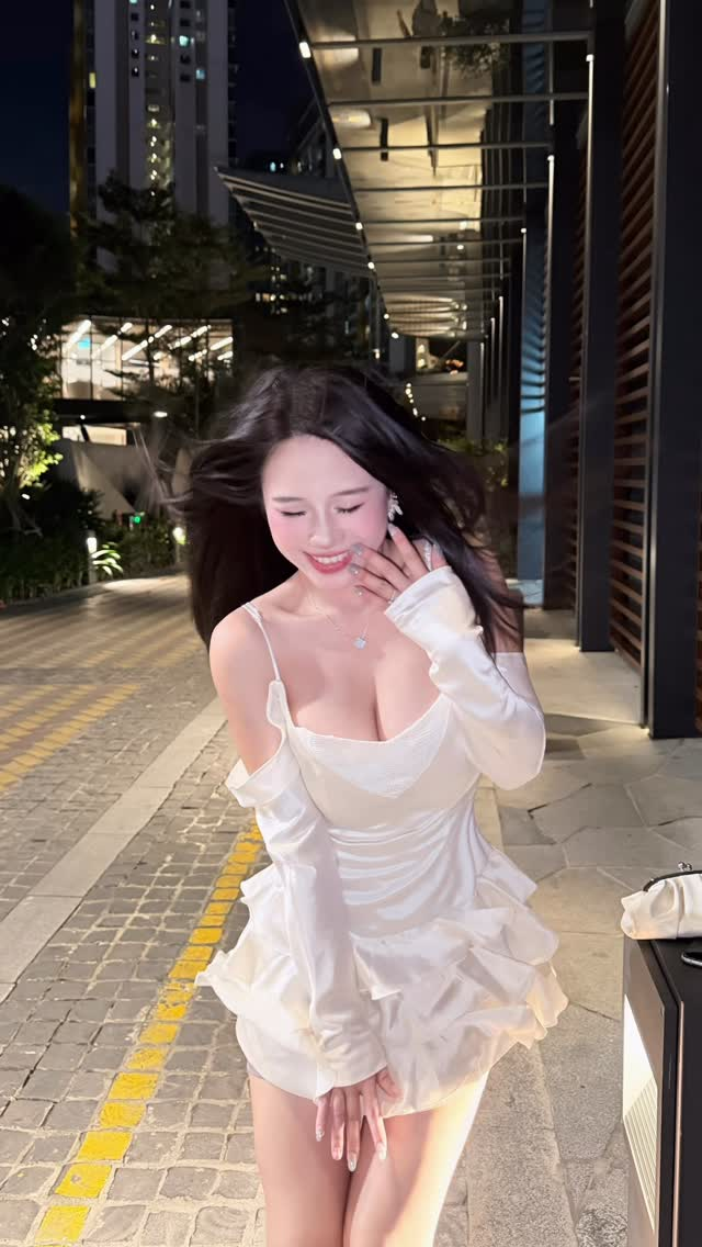 Diện đầm lụa dạo phố, bảo sao nàng hot girl này lại khiến biết bao