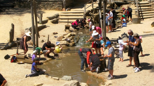 Phát hiện hàng loạt người bỏ công bỏ việc, đổ xô đi đào vàng mong đổi đời sau 1 đêm: Có người từng đào được 72kg- Ảnh 2.