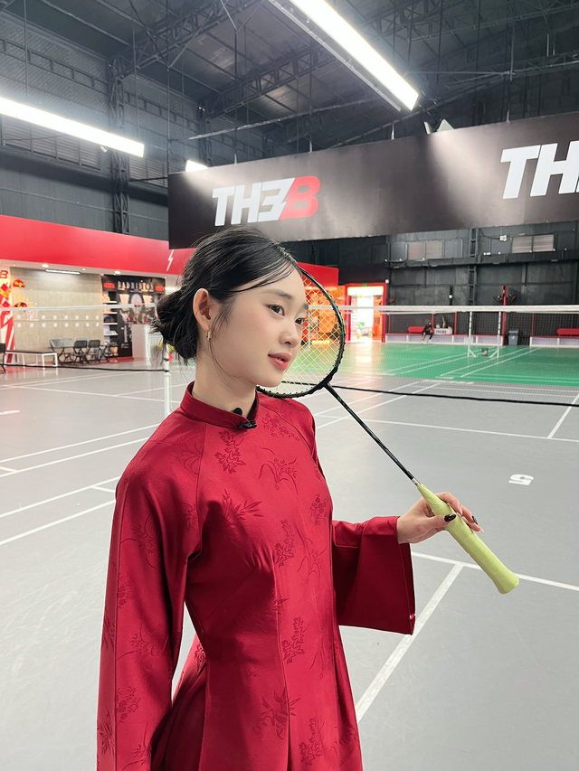 Diện áo dài chơi cầu lông, hot girl khiến anh em game thủ thích thú với bộ ảnh Tết độc đáo- Ảnh 1.