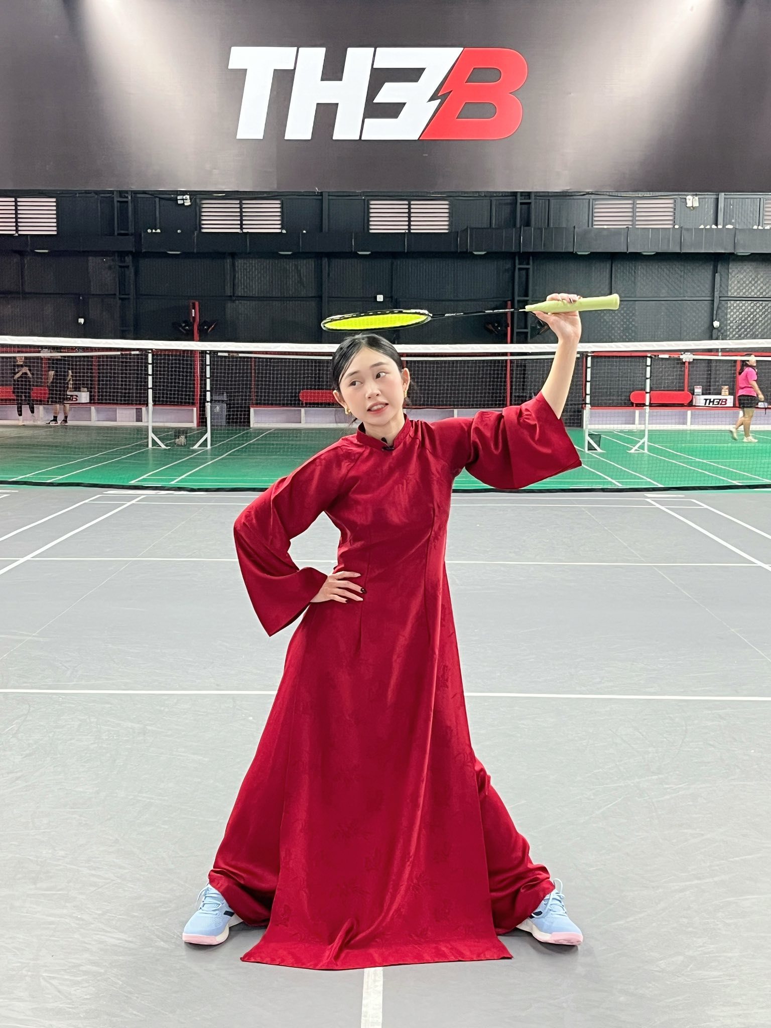 Diện áo dài chơi cầu lông, hot girl khiến anh em game thủ thích thú với bộ ảnh Tết độc đáo- Ảnh 2.