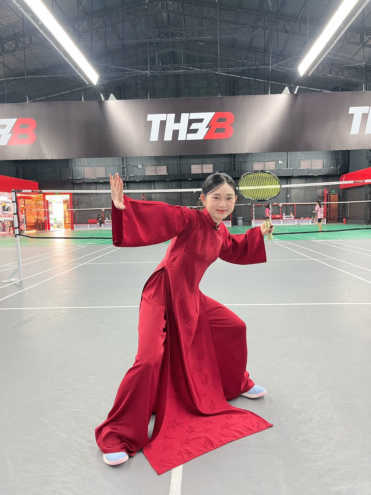 Diện áo dài chơi cầu lông, hot girl khiến anh em game thủ thích thú với bộ ảnh Tết độc đáo- Ảnh 5.