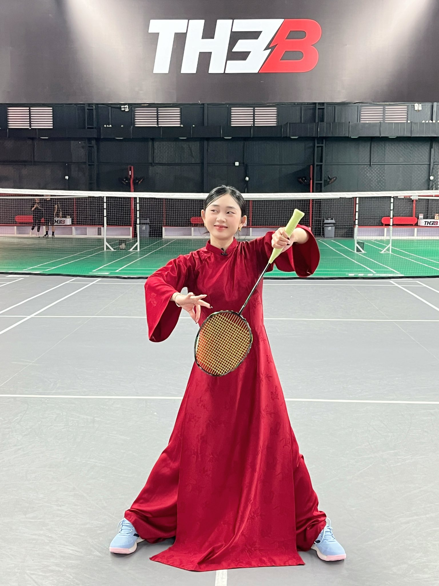 Diện áo dài chơi cầu lông, hot girl khiến anh em game thủ thích thú với bộ ảnh Tết độc đáo- Ảnh 3.