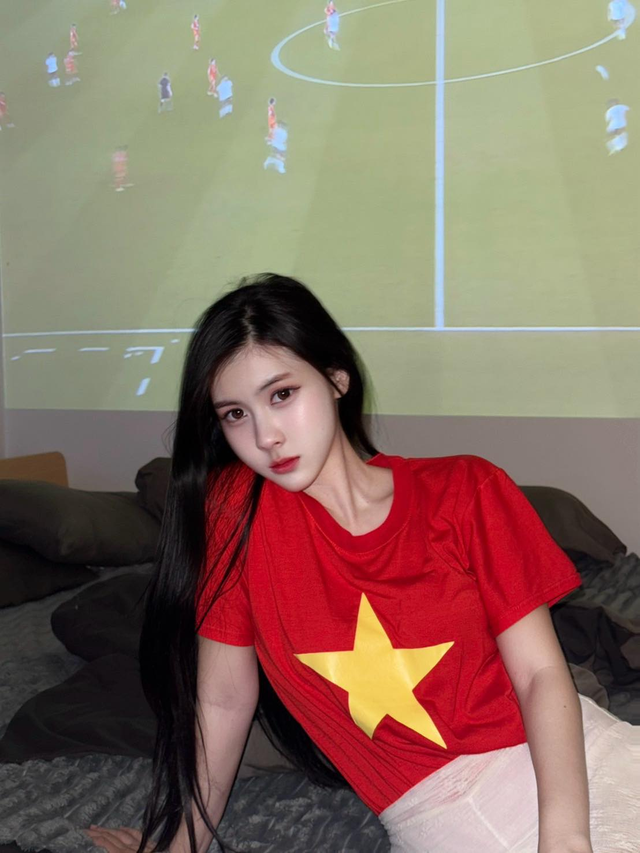 Du xuân Việt Nam, diện áo dài Tết, hot girl Thái Lan khiến CĐM thích thú, hết lời tán dương- Ảnh 1.